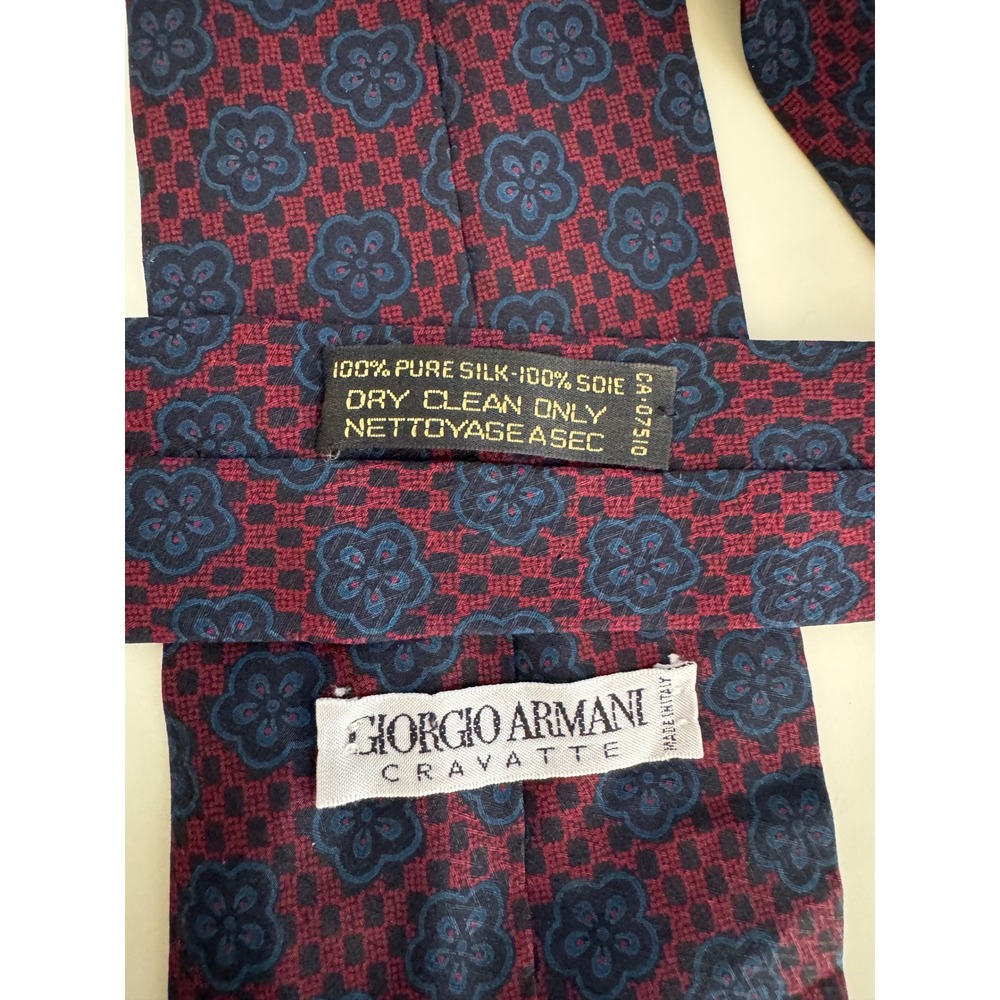 Vintage Giorgio Armani Cravatte Silk Tie Red Navy Blue Floral Medallion Italy - Picture 4 of 4
